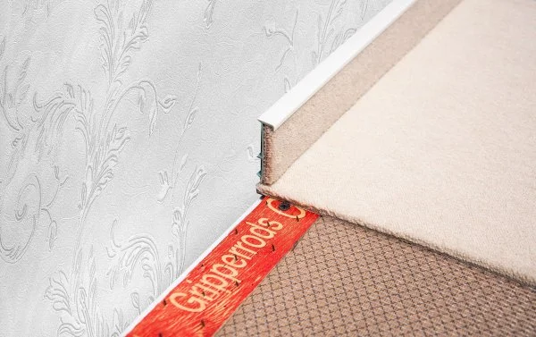 Плинтус для ковролина Korner Listwa 100 Белый 2,5м (50мм) в Кирове