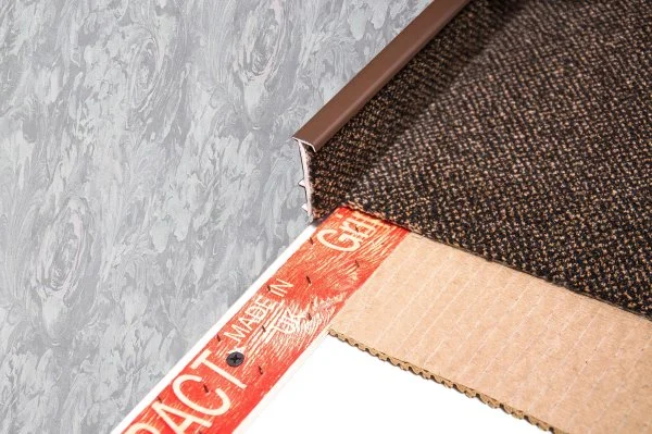 Плинтус для ковролина Korner Listwa 105 Темно-коричневый 2,5м (50мм) в Кирове