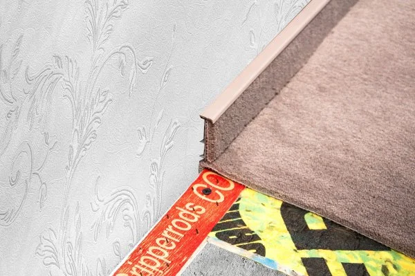 Плинтус для ковролина Korner Listwa 102 Беж 2,5м (50мм) в Кирове